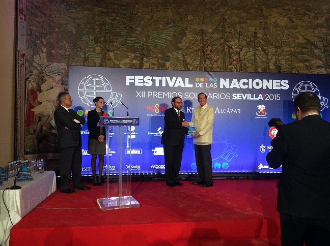 Ambassador Salinas giving the Premio Solidario to the Dean  of the Consular Corps in Sevilla