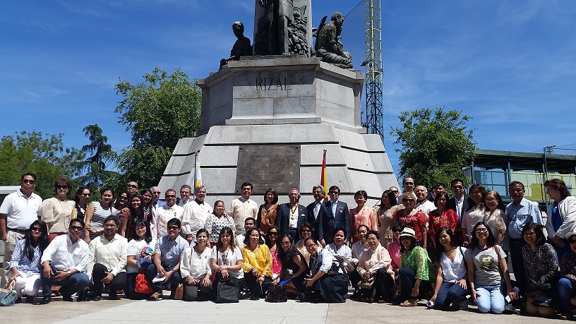 Group photo: Philippine Embassy in Madrid Officers and Staff; members of the Order of Knights of Rizal; and the Filipino community.