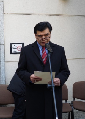 Consul General Fernandez reading the President's message.