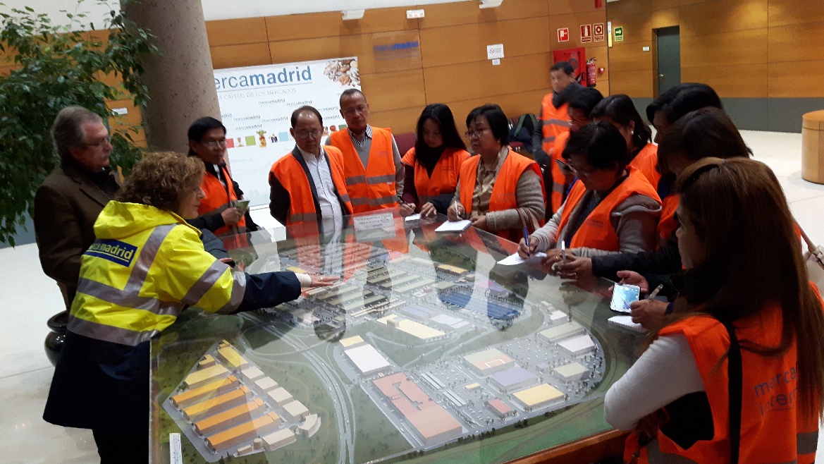 Mercamadrid officials briefing the DA-PMIFI delegation on the Market’s operations.